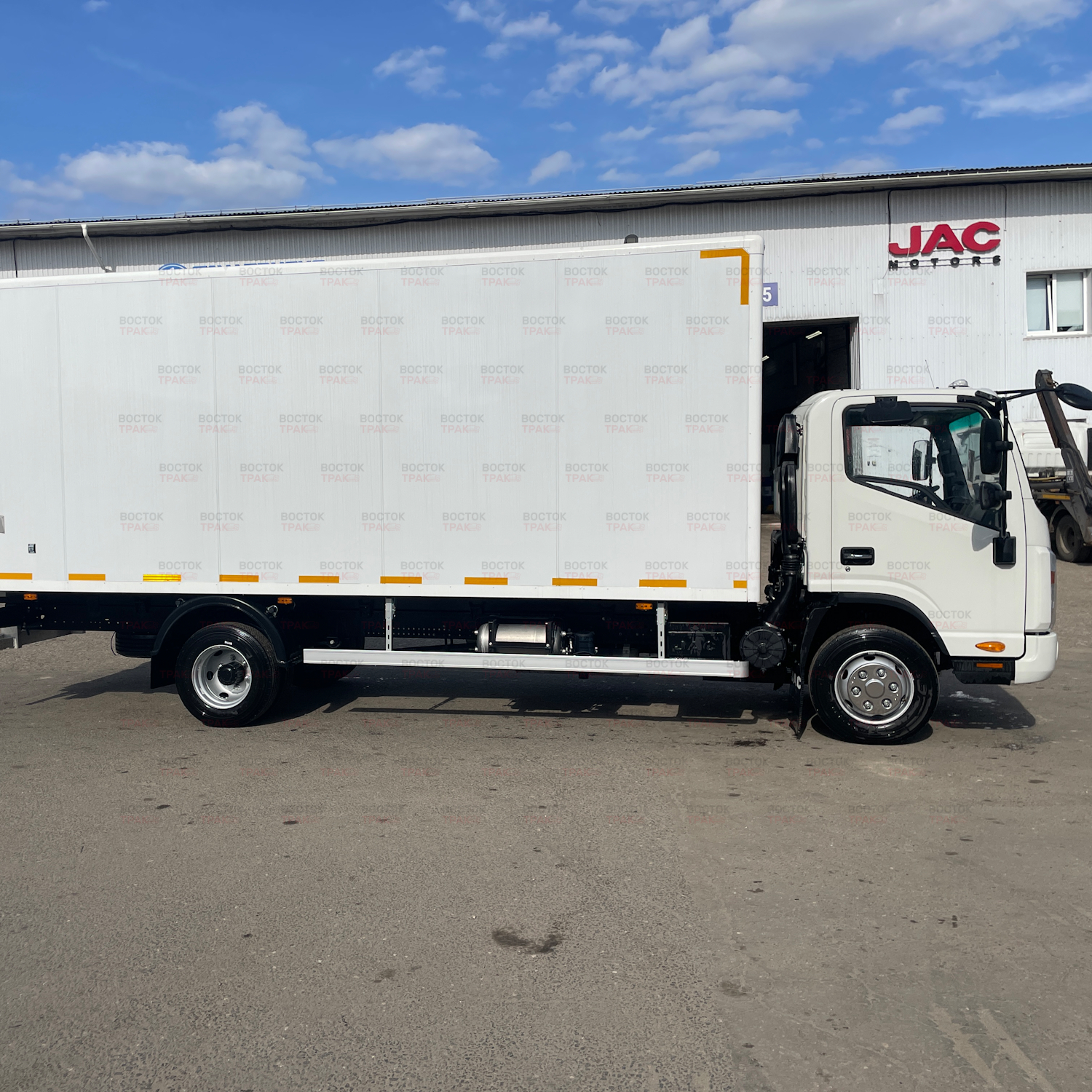 Изотермический фургон 27 м³ Меткомплекс на шасси JAC N90LS